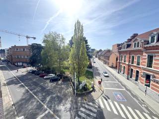 Cet appartement spacieux et économe en énergie est situé au troisième étage d'un immeuble avec ascenseur et comprend un hall d'entrée, un espace de vie spacieux et extrêmement lumineux grâce à de grandes fenêtres, une cuisine avec une pièce de rangement adjacente, une salle de bains avec double lavabo et baignoire, des toilettes séparées et deux chambres à coucher. En sous-sol, il y a une cave privée ainsi qu'un local à vélos commun et fermé. Le double vitrage, le chauffage central au gaz naturel, l'électricité conforme et un EPC B ne sont que quelques-uns de ses atouts !  Cet appartement est idéal pour ceux qui apprécient l'accessibilité (par exemple la gare, les transports en commun, le parking du Graanmarkt et de la poste) et pour ceux qui aiment avoir tout à portée de main (magasins, grand marché, écoles, Utopia,...). Valeur locative potentielle de +/- 875 euros par mois. Ne manquez pas cette opportunité et contactez-nous au 053/423001 !