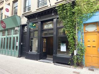 Situé dans la Wolstraat, au cœur historique et commercial d'Anvers, cet espace commercial avec arrière-boutique d'une superficie totale d'environ...