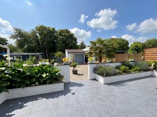 <p><span>In een rustige straat van Stokkem, op een steenworp van natuurgebied Negenoord, treffen we deze verrassend ruime en uitstekend onderhouden gezinswoning met 3 slaapkamers en een prachtig aangelegde tuin.</span></p><p><span> </span></p><p><span>Deze karaktervolle gezinswoning bevindt zich op een rustige locatie in het geliefde Stokkem en verrast niet alleen door haar instapklare afwerking, maar vooral door haar uitzonderlijke ligging aan de achterzijde van het perceel.</span></p><p><span> </span></p><p><span>Bij het betreden van de woning komt u terecht in een gezellige hal die aansluit op de leefruimte waar de houtkachel zorgt voor extra warmte en sfeer tijdens de wintermaanden. Aansluitend bevindt zich een ruime eetkamer die naadloos overgaat in het overdekt terras. Aan de rechterzijde van de inkomhal bevindt zich de volledig uitgeruste keuken met aansluitende berging. Via de glazen deuren staat deze ruimte op een aangename manier in verbinding met de woonkamer. Dankzij de praktische indeling en de aangename lichtinval geniet u hier dagelijks van een comfortabel woongevoel.</span></p><p><span> </span></p><p><span>Op het gelijkvloers bevindt zich bovendien een bijzonder ruime badkamer uitgerust met zowel een ligbad als een inloopdouche. Daarnaast beschikt de woning over twee afzonderlijke toiletten, wat zorgt voor extra comfort voor het hele gezin.</span></p><p><span> </span></p><p><span>De eerste verdieping omvat drie nette en volwaardige slaapkamers. Via een vaste trap bereikt u bovendien de zolderverdieping, een multifunctionele ruimte die perfect kan dienen als, hobbykamer, speelruimte of als opslagruimte.</span></p><p><span> </span></p><p><span>Ook buiten weet deze charmante woning onmiddellijk te overtuigen. Het ruime overdekte terras vormt een verlengstuk van de woning en biedt de ideale plek om in alle seizoenen te genieten van rust en privacy. De tuin werd onderhoudsvriendelijk aangelegd en beschikt over diverse terrassen, sfeervolle beplanting en een zuiderse uitstraling.</span></p><p><span> </span></p><p><span>Achteraan bevindt zich een vrijstaande garage met extra bergruimte en een praktische achtertoegang.</span></p><p><span> </span></p><p><span>De absolute troef van deze woning is zonder twijfel haar unieke ligging. De tuin grenst rechtstreeks aan de groene omgeving van het recreatiepark De Wissen en bevindt zich op wandelafstand van het prachtige natuurgebied Negenoord-Kerkeweerd. Hierdoor geniet u dagelijks van een uitzonderlijk groen uitzicht, maximale rust en talloze fiets- en wandelmogelijkheden vanuit uw eigen tuin.</span></p><p><span> </span></p><p><span>Daarnaast bevinden winkels, scholen, horeca, openbaar vervoer en diverse voorzieningen zich op korte afstand. Ook de verbinding naar Maaseik, Maasmechelen, Genk en Nederland verloopt bijzonder vlot.</span></p><p><span> </span></p><p><span>Troeven van deze woning:</span></p><p><span> </span></p><ul><li><span>Instapklare woning</span></li><li><span>Elektriciteit conform</span></li><li><span>Gunstige EPC-score</span></li><li><span>Karaktervolle gevel</span></li><li><span>3 volwaardige slaapkamers</span></li><li><span>Afgewerkte zolder bereikbaar via vaste trap</span></li><li><span>Ruime badkamer met ligbad én inloopdouche</span></li><li><span>2 toiletten</span></li><li><span>Gezellige leefruimte met houtkachel</span></li><li><span>Verzorgde keuken</span></li><li><span>Groot overdekt terras</span></li><li><span>Onderhoudsvriendelijke tuin</span></li><li><span>Vrijstaande garage</span></li><li><span>Achtertoegang</span></li><li><span>Rustige woonomgeving</span></li><li><span>Grenzend aan De Wissen</span></li><li><span>Nabij natuurgebied Negenoord-Kerkeweerd</span></li><li><span>Talrijke wandel- en fietsroutes in de directe omgeving</span></li></ul><p><span>Interesse in deze topper? Neem vandaag nog contact op voor meer informatie of een bezoek ter plaatse. Robin helpt u graag verder via 0484.35.73.08 of via robin@jemar.be.</span></p><p><span> </span></p>