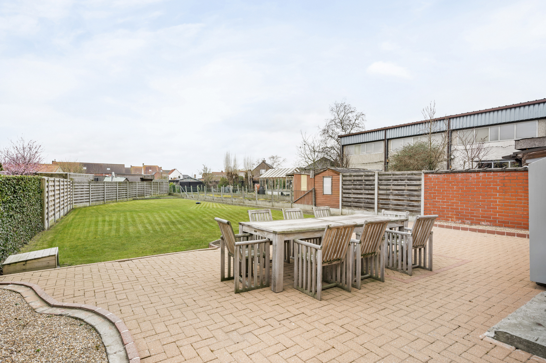 Dubbele woning met dubbele garage en tuin - foto 3