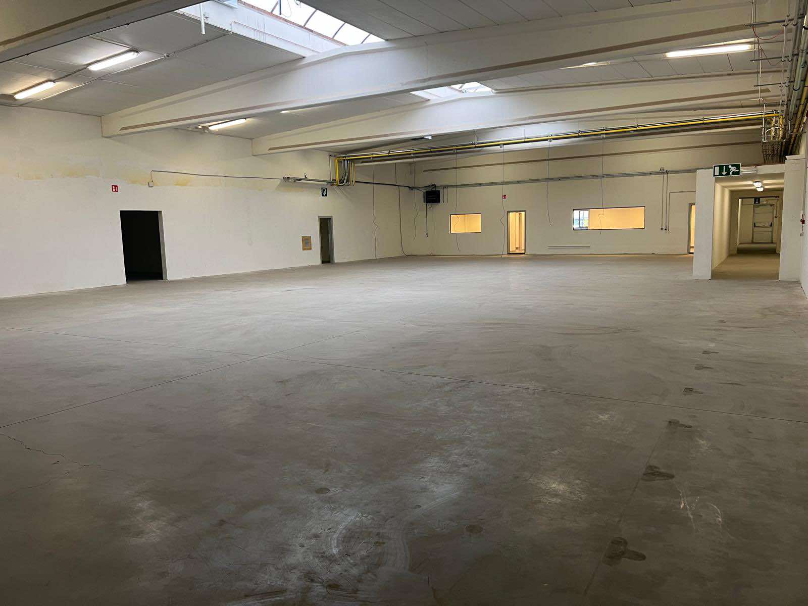 MODERNE MAGAZIJNEN MET KANTOOR EN PRIVEPARKING NABIJ E40  - foto 3
