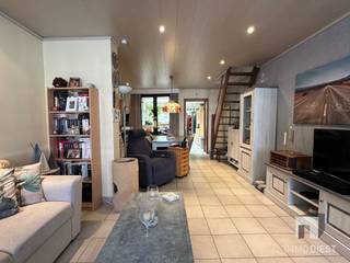 <p><span>Energiezuinige woning met 3 slaapkamers, extra ingerichte leefruimte, zonnige stadstuin en garage in het hart van Diest. </span></p><p><span> </span></p><p><span>Ligging</span><span><br />Deze charmante stadswoning is gelegen binnen de ring van Diest, op een uitstekende locatie vlak bij AZ Diest, scholen, winkels en het stadscentrum. Bovendien bevindt het station zich op wandelafstand. </span></p><p><span>Heerlijk wandelen langs de Demer richting het centrum en Park Cerckel.</span></p><p><span> </span></p><p><span>Beschrijving</span><span><br />We betreden de woning via de leefruimte met eet- en zithoek, die overgaat in de keuken met aansluitend een praktische berging. Achteraan bevindt zich de badkamer, uitgerust met een enkele lavabo met meubel, douchecabine en aansluiting voor de wasmachine. Verder treffen we de veranda met toegang tot de gezellige stadstuin.</span></p><p><span>Op de eerste verdieping bevindt zich een ruime overloop die perfect kan dienen als bureauruimte, slaapkamer of dressing. Daarnaast vinden we hier een eerste slaapkamer.</span></p><p><span>De tweede verdieping werd ingericht als een leefruimte met living, slaapkamer en apart toilet. Dankzij de ruime oppervlakte bestaat hier de mogelijkheid om de ruimte op te splitsen en zo een extra (4de) slaapkamer te creëren.</span></p><p><span>De zolder is toegankelijk via een luik op de tweede verdieping en kan aangewend worden voor stockage, maar ook ingericht worden als een master bedroom.</span></p><p><span>Tot slot beschikt deze woning ook over een garage aan de achterzijde (toegang te nemen via de Demerstraat), een absolute meerwaarde in het centrum van Diest.</span></p><p><span>Op slechts enkele stappen wandelen ben je zo in het mooie groene park Cerckel. De eigenaars hebben in 2025 heel wat energetische investeringen gedaan waaronder airco's, zonnepanelen en een thuisbatterij.</span></p><p><span> </span></p><p><span>Absolutie troeven:</span></p><p><span>+ EPC:Label B </span></p><p><span>+ 4 airco's in huis</span></p><p><span>+ Uitstekende ligging</span></p><p><span>+ Garage</span></p><p><span>+ Geen renovatieplicht</span></p><p><span>+ Zonnenpanelen</span></p><p><span>+ Thuisbatterij</span></p><p><span>+ Zonnige stadstuin: heerlijk vertoeven</span></p><p><span>+ Asbestveilig</span></p><p><span>+ Daken werden in 2025 vernieuwd en geïsoleerd</span></p><p><span> </span></p><p><span>Bron bewoonbare oppervlakte: zie EPC</span></p><p><span> </span></p><p><span>Meer info en een bezoek? <br />Bel Immo Diest: 013 31 25 22</span></p><p><span> </span></p>