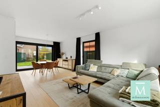 <p><span>Recente woning met 3 ruime slaapkamers gelegen in het centrum van Rijmenam en vlakbij het Imelda ziekenhuis</span></p><p><span>Welkom in deze prachtige moderne woning te Rijmenam, waar stijl en comfort elkaar ontmoeten. Dit aangename gezinshuis biedt alles wat u zich wenst.</span></p><p><span>De woning is gebouwd in 2018 en voldoet aan alle moderne normen: vloerverwarming/koeling met warmtepomp, zonnepanelen, elektriciteit conform AREI, zeer gunstig EPC A (E-peil 10). HEt KI is zeer laag en verkoop onder 2% registratierechten is mogelijk.</span></p><p><span>Met zijn ligging in het centrum van Rijmenam bent u vlakbij alle voorzieningen (scholen, winkels, openbaar vervoer,...). De woning is ook gelegen vlakbij het Imelda ziekenhuis. Bovendien heeft u een vlotte verbinging naar ANtwerpen-Brussel-Leuven. </span></p><p><span>De hart van het huis is ongetwijfeld de prachtige open woon- en eetkeuken. Deze ruimte straalt licht en ruimtelijkheid uit dankzij grote ramen die uitkijken op de groene tuin. De moderne zwarte keuken met hoogwaardige inbouwapparatuur combineert functionaliteit met een stijlvol design. De houten vloer loopt door in de hele begane grond en zorgt voor warmte en continuïteit.</span></p><p><span>Vanuit de woonkamer heeft u volledige toegang tot de aangename buitenruimte. De grote glazen schuifdeuren werken uitnodigend en schaffen een naadloze overgang naar uw tuin, perfect voor ontspanning en het genieten van het buitenleven.</span></p><p><span>De drie slaapkamers bieden voldoende ruimte voor het hele gezin. De slaapkamers zijn licht en functioneel ingericht.</span></p><p><span>Deze woning in Rijmenam combineert moderne architectuur met hedendaagse comfort. Het is een ideale plek om uw gezinsdroom waar te maken of te investeren in een huis met toekomstpotentieel.</span></p><p><span>Interesse? Aarzel niet om ons te contacteren! (info@demakelaardij.be of 015/20.20.82)</span></p>