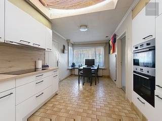 Vernieuwde opbrengsteigendom omvattende 8 verhuurde kamers (max. 10 personen) gelegen in het centrum van Ooigem.<br />Het gebouw werd in 2020 omgebouwd tot zijn huidige indeling :<br /><span><u><span>GELIJKVLOERS</span></u></span><br /><span><em><span>GEMEENSCHAPPELIJK: </span></em></span><span><span>inkom, toilet, badkamer met douche en toilet, berging, keuken en living + terras achteraan en parking voor een drietal wagens</span></span><br /><span><em><span>PRIVATIEF: </span></em></span><span><span>4 kamers van 12m² (1 pers) langs de straatzijde; allen bemeubeld met bed, kast en met lavabo</span></span><br /><span><u><span>1<sup>e</sup> VERDIEP</span></u></span><br /><span><em><span>GEMEENSCHAPPELIJK: </span></em></span><span><span>Overloop en badkamer met douche en toilet</span></span><br /><span><em><span>PRIVATIEF: </span></em><span>4 kamers, waarvan 2 voor 1 persoon en 2 voor 2 personen; allen bemeubeld met bed en kast en met lavabo<br /><u>ALGEMEEN </u></span></span>
<ul>
<li><span><span>voorzien van centrale verwarming op aardgas in iedere kamer</span></span></li>
<li><span><span>22 zonnepanelen + 2 batterijen (2x 5kw)</span></span></li>
<li><span><span>Alle meubelen in de gemene en private delen zijn in de verkoop inbegrepen</span></span></li>
<li><span><span>Kamers worden verhuurd à 525 €/mnd (incl. verbruik) = +/- € 50.000 €/jaar (bruto)</span></span></li>
</ul>
Interesse of bezoek; aarzel niet ons te contacteren.<br />