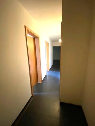 Centraal gelegen appartement op de 1STE verdieping (achterkant gebouw). Bestaande uit: Inkomhal, badkamer (bad), berging/wasplaats, 2 slaapkamers, woonkamer met open keuken. terras. Garage achteraan gebouw. Beschikbaar: begin november 2026. EPC 101kWh/m² (label: B). Gemeenschappelijke kosten 16 euro per maand.