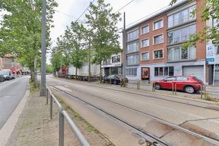 Prachtig gelijkvloers appartement met tuin en 3 volwaardige slaapkamers!Nabij openbaar vervoer, winkels, scholen, .... Indeling:We komen binnen in de...