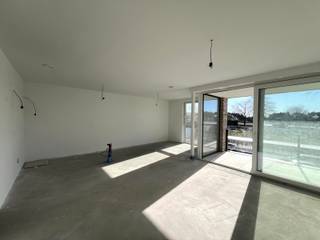 <p><span><strong>Reeds meer dan 60% verkocht!</strong></span><br /><br />Binnenkort van één van deze nieuwbouw appartementen uw thuis maken, midden in het centrum van Maldegem? Dit is de kans!<br /><br />Project Koffiebranderij bevindt zich in het bruisende centrum van Maldegem. Met alle faciliteiten op wandelafstand. Het project bestaat uit 23 appartementen en 4 penthouses. Langs de achterzijde kunt u genieten van een prachtig aangelegde binnentuin. Bovendien zijn de appartementen op het gelijkvloers voorzien van een privé tuintje.<br /><br /></p>
<p>Op de gelijkvloerse verdieping is er nog keuze uit <strong>1-2 slaapkamer appartementen</strong>. Op verdieping 1 en 2 zijn dit <strong>2 slaapkamer appartementen.</strong> <br />Deze zullen uiteraard aan alle hedendaagse energienormen voldoen. Ieder appartement is voorzien van GEOTHERMISCHE WARMTEPOMPEN, vloerverwarming met passieve koeling en ZONNEPANELEN. Het gebouw heeft een zuidgerichte oriëntatie waardoor je steeds kan genieten van het zonnetje vanop je terras of in je tuintje.<br /><br />Ondergronds zijn zowel parkeergarages, staanplaatsen als fietsenstalling terugvinden. Bovengronds wordt nog een extra fietsenberging voorzien met parkeerplaatsen.<br /><br /></p>
<p>Bij aankoop van een appartement is het mogelijk dit helemaal <span><strong>op maat en naar eigen smaak in de richten</strong></span>. U heeft nog de mogelijkheid de vloeren, keuken, badkamer, … zelf te kiezen bij de hiervoor aangeduide leveranciers.<br />Vloeren/keukens op de foto's zijn ter illustratie van reeds verkocht appartementen. <br /><br />Nieuwsgierig naar deze tijdloze bouw met grote raampartijen en ultiem comfort?<br /><br />Contacteer Bonne Vastgoed 7 op 7 voor meer info via 0468/104040 of info@bonnevastgoed.be</p>