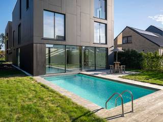 Located at the end of a cul-de-sac, this modern villa offers +- 550 sqm of luxury living space spread over four levels, with a focus on the highest level of finishing and technology. Designed with a perfect balance between luxury, comfort and sustainability, the house features a wide range of high-end amenities.<br /><br />The house welcomes you into a spacious entrance hall, which provides access to the open and bright living and dining areas. Large windows provide an abundance of natural light and connect the interior with the green garden with swimming pool. The kitchen is still fully self-selectable which offers possibility of finishing to your own preference. On the first floor are three spacious bedrooms and a bathroom. On the second floor is the master suite with dressing room, bathroom with jacuzzibath and sittingroom or office. The ground floor features a spa with Tylo sauna, through the Plexiglas window the bottom of the pool is visible which provides extra light.<br /><br />Additional: demotics, 30 solar panels, geothermal heating and cooling, security cameras, two ventilation systems, electric charging station in garage, <span>AI-generated interior design photos – Sotheby’s Realty</span><span>.</span><br /><br />Strategically located in Willebroek, the property offers fast connections to Brussels and Antwerp, both via motorway and public transport. Shops, schools and recreation are within easy reach.<br />
<p>For more information and a viewing, please contact Merva Marasligil on +32 (0) 484 96 35 94.</p>