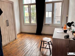 <p><span>Bent u op zoek naar een charmante woning met karakter en schrikken verfraaiingen u niet af? Dan is deze woning zeker een unieke opportuniteit voor u!</span></p><p><span>Gelegen in een opkomende buurt, in rustige, kindvriendelijke omgeving aan een gezellig pleintje, biedt deze woning heel wat troeven. Mede dankzij de centrale ligging hebt u een vlotte verbinding naar het stadscentrum. Winkels, scholen en openbaar vervoer bevinden zich op wandelafstand.</span></p><p><span>Via de inkomhal komt in de kleine maar gezellige leefruimte met open keuken. De te renoveren keuken geeft via een deur toegang naar het achtergelegen koertje/terrasje ideaal om buiten te genieten.</span></p><p><span>Op de eerste verdieping treft u een ruime badkamer met ligbad, aparte douche, lavabo, toilet en aansluiting voor een wasmachine. Naast de badkamer bevindt zich een grote slaapkamer met mooie houten plankenvloer, hoge plafonds en twee hoge ramen die zorgen voor veel lichtinval.</span></p><p><span>De tweede verdieping herbergt twee extra slaapkamers, beide eveneens voorzien van een mooie houten plankenvloer. De grootste kamer beschikt over een zoldergedeelte dat perfect kan worden ingericht als gezellige mezzanine of extra bergruimte.</span></p><p><span>Verder is de woning volledig onderkelderd. De kelder is netjes afgewerkt met een betonnen vloer en biedt veel extra opslagruimte</span></p><p><span>Wenst u deze charmante woning te bezichtigen? Neem dan snel contact voor een vrijblijvende afspraak!!</span></p><p><span>Bel of mail GSM 0484 200 700 of christine@janssenenjanssen.be</span><span> </span></p>