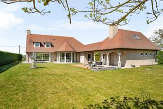 Grote degelijke perfect onderhouden klassewoning op 3000m2. Perfect onderhouden villa met ca. 400 m² bewoonbare oppervlakte, gelegen op een...