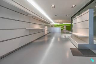 Dit bemeubeld handelspand met een bruikbare vloeroppervlakte van ca. 208 m² (volgens EPC-attest) is gelegen op een uiterst commerciële ligging in centrum Izegem. Deze handelsruimte is gelegen op een toplocatie beschikkende over een uitstekende visibiliteit, alsook een vlotte bereikbaarheid dankzij de nabijheid van de Rijksweg en het op- en afrittencomplex E403. Indeling: ruime ingerichte winkelruimte voorzien van de nodige verplaatsbare rekken en doorlopende etalage, paskamer en apart toilet. Verder beschikt het pand over twee grote stockageruimtes waarvan één voorzien van bar voor het ophangen van eventuele kledij en een kitchenette. Verwarming op aardgas | Voorzien van airco | Dubbel glas | Videofoon | Ingericht met verplaatsbare rekken | Parkeermogelijkheid in de straat | Onroerende voorheffing ten laste van de huurder (ca. 1465 EUR)| Voorschot gas en water: 150 EUR/maand | Onmiddellijk beschikbaar | EPC-label B. Contacteer ons voor meer informatie. 051 67 67 57 www.bordes.be