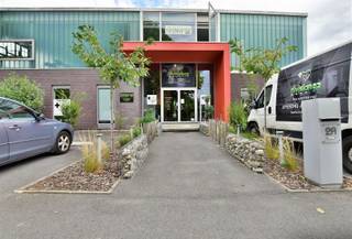 <p><span>Kantoorruimte binnen paramedisch sportcentrum Division 92</span></p><p><span> </span></p><p><span>Zoekt u als medicus, para-medicus of aanverwante een praktijkruimte binnen een dienstencentrum</span><span>, dan is deze ruimte zeker iets voor u !</span></p><p><span>In het centrum kan je reeds terecht voor</span><span> revalidatie, podologie, voedingsadvies -en supplementen, massage, zwemlessen en een uitgebreid aanbod aan andere sportlessen.</span><span> Een aanvulling van dit mooie team geeft extra mogelijkheden.</span></p><p><span> </span></p><p><span>Het kantoor is gelegen op het gelijkvloers van een recent gebouw en situeert zich naast een gewestweg wat een zeer goede bereikbaarheid garandeert. Bovendien zijn er voldoende parkeerplaatsen voorzien.</span></p><p><span>Het complex is toegankelijk via elektronische toegang.</span></p><p><span> </span></p><p><span>Privatief is het een kantoorruimte van </span><span>50m²</span><span>, voorzien van een hele kastenwand. Eventuele aanpassingen mogelijk door verhuurder in samenspraak.</span></p><p><span> </span></p><p><span>Gemeenschappelijk</span><span> is er: een inkomhal, toiletten, opslagplaats, vergaderruimte, gemeenschappelijke ICT voorzieningen, gemeenschappelijke ontspannings- en lunchruimte.</span></p><p><span>Men kan gebruik maken van een gemeenschappelijke site met inboekingsmogelijkheid voor afspraken, het onderhoud wordt gedaan, de elektriciteitsvoorziening wordt geleverd, gebruik van internet is inclusief, alarmbeveiliging, drankvoorziening met automaten, ... </span></p><p><span> </span></p><p><span>Maandelijkse huurprijs:</span><span> € 750 + BTW (incl. alle diensten en gemeenschappelijke voordelen zoals verbruikskosten/nutsvoorzieningen/verwarming, airco, ingebouwde muziek installatie in de plafonds en internet voorzien waar men rekening mee moet houden.</span></p><p><span>Beschikbaar</span><span>: onmiddellijk of bespreekbaar</span></p><p><span> </span></p><p><span>Voor verdere info of een bezoek ter plaatse, contact T. 052/55.55.55 of mailen naar <span>info@immotwins.be</span></span><span> </span></p>