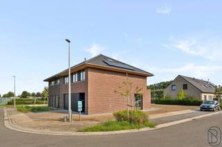 Kwalitatieve moderne afgewerkte ruime nieuwbouwwoning met 3 SLK! Topgelegen: in een rustige, doodlopende straat doch dichtbij winkels, scholen, openbaar vervoer, etc. Indeling: inkomhal met apart toilet, grote lichtrijke leefruimte met open geïnstalleerde keuken met EILAND en extra ontbijthoek, handige grote berging en wasplaats, grote garage met sectionale poort. Volledig aangelegd TERRAS en OPRIT! Op het eerste verdiep bevinden zich de nachthal, 3 volwaardige slaapkamers, apart toilet en de badkamer (dubbele lavabo, ligbad &amp; inloopdouche). Via zolderluik ruime zolder aanwezig. TROEVEN: ENERGIEZUINIG, warmtepomp met vloerverwarming, 8 zonnepanelen aanwezig, 2 regenwaterputten van 10.000 l en aangesloten, hoogrendementsglas met aluminium raamkozijnen, kwalitatieve materialen. + 21% BTW. Meer info of een bezoek: charlotte@immobeguin.be of 0470 38 47 88.