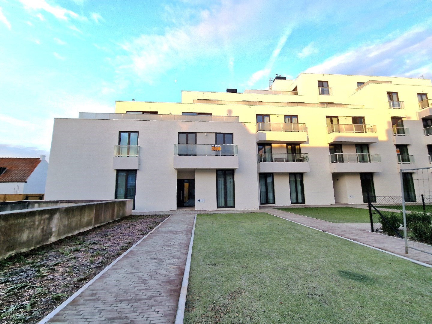 Grand garage de 4,29m de large et 8,80m de long à vendre situé au bas d'une nouvelle résidence Paddock, à un jet de pierre de la mer à La Panne. - photo 1