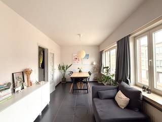 Dit appartement biedt een topverbinding naar verschillende uitvalswegen: Linkeroever, Antwerpen, Sint-Niklaas, Gent,... openbaar vervoer, verschillende winkels zijn tevens op een boogscheut bereikbaar.<br /><br />Het appartement bevindt zich op de eerste verdieping en heeft volgende indeling: inkomhal, apart toilet, vestiairekast, leefruimte met semi-open geïnstalleerde keuken met toestellen (vaatwasser, ijskast, combi-oven, kookvuur en dampkap,..), terras met berging, 1 ruime slaapkamer, badkamer met lavabomeubel en inloopdouche.<br />CV op aardgas.<br /><br />Vrij: Onmiddellijk