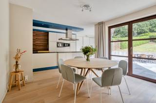<p>Deze ruime en instapklare woning in Kessel-Lo geniet van een bijzonder rustige ligging vlak bij het Chartreuzebos en het provinciaal domein. Dankzij de goede verbinding met Leuven woon je hier rustig en groen, zonder in te boeten aan bereikbaarheid.</p><p>Binnen valt meteen de verzorgde en hoogwaardige afwerking op. De parketvloeren geven de woonruimtes een warme en tijdloze uitstraling. De afgewerkte keuken biedt een aangename en functionele omgeving om dagelijks te koken en samen te genieten.</p><p>De woning beschikt over drie volwaardige slaapkamers en twee recent gerenoveerde badkamers. Hierdoor is er voldoende ruimte voor een gezin, thuiswerk of logés. Ook de zolder biedt bijkomende mogelijkheden en extra bergruimte.</p><p>Op praktisch vlak heeft deze woning eveneens heel wat te bieden. Er is een ruime berging in de kelder, een garage en een eigen oprit. De elektriciteit is conform en de woning beschikt over een waterverzachter en een alarminstallatie. Met een gunstig energieprestatiecertificaat B is de woning bovendien energiezuinig en klaar voor de toekomst.</p><p>Buiten wacht een onderhoudsvriendelijke tuin met terras, waar je in alle rust kunt ontspannen en genieten van aangename momenten met familie en vrienden. De groene omgeving, de nabijheid van het Chartreuzebos en het provinciaal domein maken dit een uitstekende uitvalsbasis voor wandelaars en natuurliefhebbers.</p><p>Heb je interesse en wil je deze woning als een van de eersten ontdekken? De verkoop start met een exclusieve Avant-Première op 7 en 8 augustus. Plan je bezoek via de paarse knop ‘Afspraak maken’ op onze website. De biedingstermijn loopt tot en met 10 augustus om 21.00 uur. Je vindt het Avant-Première-reglement onder downloads.</p>