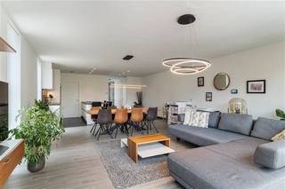 Stijlvolle HOB met garage en tuin te huur!<br /><br />Moderne halfopen woning met 3 slaapkamers te huur in Hasselt!<br /><br />Ligging<br />Recente woning (2019) in de Jef Koningslaan, een rustige en residentiële buurt nabij het centrum, winkels, scholen en invalswegen.<br /><br />Indeling<br />Inkomhal met apart toilet, leefruimte met open keuken en kookeiland, berging/wasplaats, terras, tuin, 3 slaapkamers, badkamer en ondergrondse garage.<br /><br />Beschrijving<br />Deze moderne HOB biedt veel comfort en ruimte. De leefruimte met grote raampartijen geeft uit op het terras en de tuin. De open keuken is uitgerust met inductiekookplaat met geïntegreerde dampkap, oven, combi-oven, koelkast en vaatwasser. Naast de keuken is een praktische berging met aansluiting voor wasmachine. Boven zijn er 3 slaapkamers en een badkamer met inloopdouche, dubbele lavabo en grote spiegel. Ondergronds is er een private garage.<br /><br />Bijzonderheden<br />EPC-label: A<br />Ondergrondse garage inbegrepen<br />Beschikbaar vanaf 1/10/2026<br />Geen gemeenschappelijke kosten.