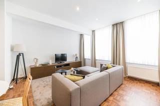 Prachtig appartement met 1 slaapkamer – Rue Souveraine 28 in 1050 Elsene.<br />Ontdek deze ware oase van rust, ideaal gelegen in een van de meest gewilde en levendige wijken van Elsene, op een steenworp afstand van het Fernand Cocq-plein, de Louizalaan en het Bonifatiusplein. Dit appartement ligt op de 2e verdieping en biedt u het absolute voorrecht van rust en privacy, terwijl u toch in de directe omgeving van winkels, trendy restaurants en het openbaar vervoer verblijft. Het appartement is als volgt ingedeeld: inkomhal, open keuken en woonkamer, 1 mooie, comfortabele slaapkamer met eigen badkamer.<br />Praktische informatie:<br />Beschikbaarheid: onmiddellijk // Elektriciteit conform // EPC: B- (87 kWh/m²/jaar en 22 kg/m²/jaar) // Prijs: 340.000 €. Het appartement wordt verhuurd voor 1.300 € per maand, inclusief meubilair, exclusief kosten.<br />Parkeerplaats mogelijk voor 25.000 € (optioneel)<br />Basisakte- en landmeetkundige kosten ten laste van de koper (+/- 800 € excl. btw).<br />Info & bezichtigingen: 0477 57 98 87 of per e-mail LMEERT@TREVI.BE