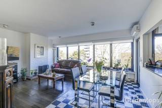 <p>Recent volledig vernieuwd en instapklaar appartement gelegen op de 4de verdieping van een verzorgd en perfect onderhouden gebouw. Ideaal gesitueerd aan de Groenenborgerlaan met vlotte verbinding naar belangrijke uitvalswegen, universiteiten, winkels en scholen. Bovendien bevindt u zich op wandelafstand van diverse parken en openbaar vervoer, wat zorgt voor een perfecte combinatie van bereikbaarheid en groen.<br />Indeling: ruime inkomhal met praktische ingemaakte kasten, royale en lichtrijke leef- en eetruimte met grote raampartijen en een prachtig open uitzicht, moderne volledig ingerichte keuken met rechtstreekse toegang tot een ruim balkon, drie volwaardige slaapkamers en een stijlvolle badkamer met inloopdouche.<br />Bijzonderheden:<br />Airconditioning aanwezig<br />Kelderberging inbegrepen<br />Goede EPC-score (B)<br />Perfect onderhouden gebouw<br />Lage maandelijkse kosten<br />Zoveel ruimte (125m2) 3 volwaardige slaapkamers, alle comfort en kwaliteit op deze topligging is zeldzaam.<br />Maak nu snel uw afspraak voor onze eerste bezoekdag op zaterdag 14 maart en mis deze unieke opportuniteit niet!</p>