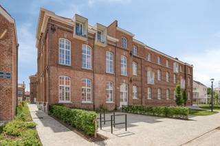 Deze commerciële ruimte bestaat uit drie afzonderlijke lokalen, perfect voor verschillende bedrijfsconcepten:Lokaal 1: Met een royale oppervlakte van 202m² biedt dit pand volop ruimte voor een ruime winkel, praktijk of dienstverlenend bedrijf.Lokaal 2: Een efficiënte ruimte van 70m², ideaal voor een gespecialiseerde boetiek, kantoor of start-up.Lokaal 3: Dit compacte lokaal van 54m² is perfect voor een kleinschalige detailhandel, pop-up store of als aanvulling op de grotere ruimtes.Elk lokaal kan afzonderlijk worden gehuurd of, indien gewenst, gecombineerd worden voor een grotere bedrijfsvoering. Daarnaast beschikt het pand over een handige berging en een toilet.De bestemming van dit handelspand is breed en gericht op het creëren van een levendige buurt:Lokale diensten en woonondersteunende diensten: Denk aan een huisartsenpraktijk, fysiotherapeut, kinderdagverblijf, zorginstelling of juridisch adviesbureau.Kleinschalige detailhandel gericht op het buurtniveau: Perfect voor een ambachtelijke bakkerij, een gezellige kruidenier, een kwaliteitsvolle slagerij, of een handige buurtsuperette. Deze focus op buurtgerichte handel zorgt voor een constante stroom van lokale klanten.De locatie is specifiek gericht op een bovenlokale en toeristisch georiënteerde functie, wat betekent dat u niet alleen de lokale bewoners bedient, maar ook profiteert van de vele bezoekers die Brugge aantrekt.De bereikbaarheid is uitstekend, zowel voor klanten als voor leveranciers. Er zijn diverse openbare parkeerplaatsen beschikbaar aan de kant van het nabijgelegen Willy Lustenhouwerplein. Bovendien bestaat de mogelijkheid om ondergrondse staanplaatsen te huren, wat een extra comfort biedt voor zowel u als uw klanten.Aarzel zeker niet om contact op te nemen indien dit bedrijfsvastgoed te huur u mogelijks kan interesseren.