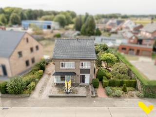 <p>Charmante gezinswoning op 6 are 53 ca!<br /><br />Deze te renoveren eengezinswoning is gelegen nabij het centrum van Veerle-Laakdal. <br />Zo kan je genieten van een rustige omgeving en ben je toch op wandelafstand van de Markt, winkels, openbaar vervoer en scholen. <br /><br />Op de gelijkvloerse verdieping vindt u een ruime inkomhal, de woon- en eetkamer en aansluitend de keuken. Achteraan de woning is de combinatie berging/wasplaats met extra douche. Vanuit de keuken heeft u toegang tot het overdekt terras en een garage voor de wagen en fietsen.<br />Op de eerste verdieping zijn er 3 slaapkamers en een badkamer aanwezig.<br />Ook is er nog een zolder, waar u allerlei zaken kan opbergen. De woning is ook deels onderkelderd.<br /><br />Achteraan de woning is er een volledig omheinde tuin, waar het heerlijk en rustig vertoeven is.<br /><br />Aarzel niet om een afspraak te maken voor een bezichtiging op 014 58 02 08 of info@immovl.be.</p>