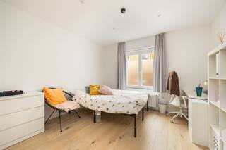 <p><span>Deze luxueuze studentenkamer in residentie "ME59" bevindt zich in een authentiek gebouw op de Mechelsestraat.</span></p><p><span>Het gebouw werd in 2022 volledig gerenoveerd en afgewerkt met hoogwaardige materialen. </span></p><p><span> </span></p><p><span>De studentenkamer bevindt zich pal in het centrum van Leuven op een toplocatie aan de Vismarkt. <br />De kamer is voorzien van een grote kleerkast waardoor er voldoende opbergruimte is. De kamer heeft ook een vast meubel met persoonlijke frigo met vriesvak en microgolf. Verder beschikt de kamer over een persoonlijke badkamer met douche, lavabo en toilet. Verder is de kamer bemeubeld met een bed, bureau en een bureaustoel. </span></p><p><span> </span></p><p><span>In het gebouw zijn er twee gemeenschappelijke keukens De volledig uitgeruste keukens zijn voorzien van een oven, kookplaat, eettafel, wastafels en een persoonlijke opbergkast die op slot kan.</span></p><p><span>Het gebouw beschikt ook over een ruime fietsenstalling die toegankelijk is via Craenendonck. </span></p><p><span> </span></p><p><span>Deze studentenkamer is niet alleen geschikt om te laten bewonen door uw zoon of dochter, maar dit kan ook perfect dienen als een rendabele investering!</span></p><p><span> </span></p><p><span>Verhuurd tot september 2026!</span></p><p><span> </span></p><p><span>Interesse in deze hoogwaardige studentenkamer? Contacteer ons via 016 15 31 15 of info@immolivit.be</span></p><p><span> </span></p><p><span> </span></p><p><span> </span></p><p><span> </span></p>