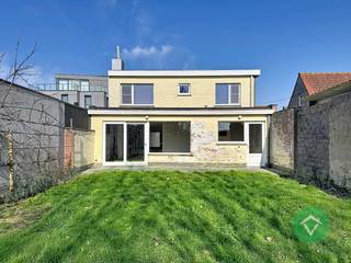 Deze woning is gelegen op een perceel van 687 m² en combineert een rustige ligging met een vlotte bereikbaarheid. Ideaal voor wie comfortabel wil wonen met alle voorzieningen binnen handbereik.<br /><br />Bij het betreden van de woning komt u in de inkomhal met gastentoilet. Van hieruit bereikt u de lichtrijke leefruimte, waar gezelligheid en functionaliteit centraal staan. Aansluitend bevindt zich de keuken, met directe connectie naar de wasplaats en de inpandige garage - praktisch en efficiënt in dagelijks gebruik.<br /><br />Buiten geniet u van een aangenaam terras en een ruime tuin. De absolute meerwaarde hier is de uitweg langs een andere straat, wat zorgt voor extra toegankelijkheid.<br /><br />Op de bovenverdieping bevindt zich de nachthal, een tweede toilet, drie volwaardige slaapkamers en een badkamer. De indeling is logisch, met voldoende ruimte.<br /><br />De oprit biedt plaats aan meerdere wagens, wat het comfort nog verhoogt.<br /><br />Troeven:<br />Rustige en aangename woonomgeving<br />EPC label C - geen renovatieverplichting<br />Perceel van 687 m² met ruime tuin<br />Uitweg achteraan - zeldzame meerwaarde<br />Centrale ligging nabij winkels, scholen en verbindingswegen<br /><br />Een woning met ruimte, bereikbaarheid én potentieel - ideaal voor gezinnen of wie net dat tikkeltje meer zoekt.
