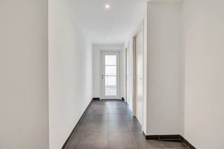 <p>Ontdek dit tweeslaapkamerappartement op de eerste verdieping van een verzorgd gebouw gelegen in Elsene. Dit lichtrijke appartement combineert comfort en een uitstekende ligging in een van de meest gegeerde wijken van Brussel. Bovendien beschikt het appartement over een gunstig <strong>EPC-label B!</strong> De leefruimte baadt in het natuurlijke licht dankzij de grote raampartijen die uitgeven op het ruime terras aan de achterzijde. Hier geniet u in alle rust van een open uitzicht en een groene omgeving. De leef- en eetkamer sluiten harmonieus aan op de volledig uitgeruste open keuken, voorzien van kwalitatieve toestellen en voldoende kastruimte. Het appartement beschikt over twee volwaardige slaapkamers met mooie lichtinval en een rustige sfeer. De volledig ingerichte badkamer is uitgerust met een dubbele lavabo en een ligbad met douchemogelijkheid. Daarnaast is er een apart gastentoilet en een praktische wasruimte. Verder geniet u van een terras waar u kan ontspannen, evenals toegang tot een gemeenschappelijke tuin, een zeldzame troef in deze buurt. Een privatieve berging en een parkeerplaats zijn inbegrepen in de huurprijs! Gelegen op toplocatie in Elsene, in de onmiddellijke nabijheid van winkels, openbaar vervoer, restaurants en belangrijke invalswegen, biedt dit appartement alles wat je nodig hebt. Een ideale opportuniteit voor wie op zoek is naar een kwalitatieve woonst of een waardevaste investering in Brussel. </p><ul><li><p><strong>Onmiddellijk beschikbaar </strong></p></li><li><p><strong>gemeenschappelijke kosten: €200/ maand </strong></p></li><li><p><strong>lift aanwezig!</strong></p></li><li><p><strong>Vraag uw bezoek uitsluitend aan via de website van Malines Group!</strong></p></li></ul>