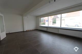 Volledig vernieuwd gelijkvloers appartement, bestaande uit: inkomhal - grote living - keuken met inbouwtoestellen (frigo en vaatwas) - berging/wasplaats - afzonderlijk toilet - badkamer met inloopdouche - 2 slaapkamers - terras - garage - autostandplaats. <br /><br />Vrij 1/11/2026<br />Huurprijs appartement: 795,00€ (inclusief syndickosten)<br />EPC-label C