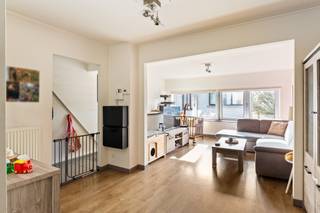 Dit ruim, instapklaar duplex-appartement is gelegen midden in het centrum van het levendige polderdorp Stabroek. Winkels, scholen, openbaar vervoer...