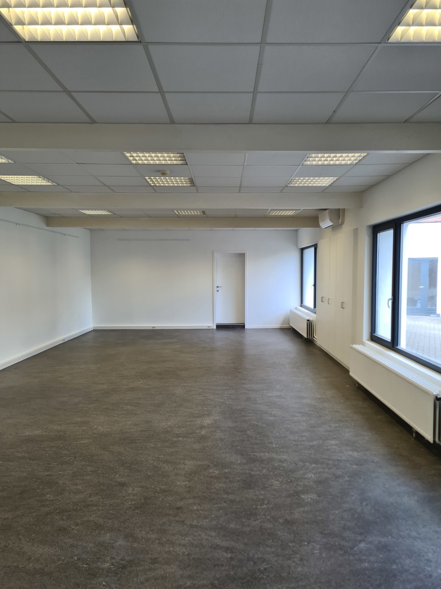 Showroom/kantoor met opslagruimte/magazijn buiten centrum - foto 3