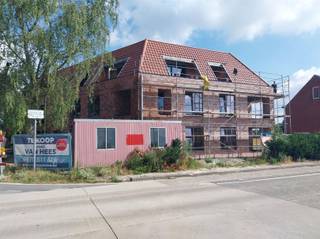Ruim appartement op de eerste verdieping met 2 slaapkamers, op een unieke rustige ligging te Mol Achterbos.  Een ondergrondse autostaanplaats...