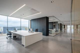 Beautiful 750 m² office space in a unique location in Tubize, with excellent access via the E429 and a fast connection to the E19. Expansion up to 1,500 m² is possible, making it ideal for companies looking for a larger office space.<br /><br />The offices are spread over the ground and first floors and benefit from plenty of natural light, modern meeting rooms and separate offices with glass partitions, a fully equipped kitchen, dining area and modern sanitary facilities, all overlooking the surrounding greenery.<br /><br />Optionally, an 8,865 m² warehouse is available with a clear height of 8 m, 4 sectional doors, skylights and LED lighting. The warehouse space can also be flexibly divided into smaller areas, if required. The site additionally offers 5,048 m² of outdoor storage space and 726 m² of covered space.<br /><br />The entire property is situated on a spacious 24,792 m² plot and is equipped with solar panels and EV charging stations.<br /><br />Contact <strong>PANORAMA B2B</strong> for further information, available areas or to arrange a no-obligation site visit: <strong>0477 09 00 09</strong>.