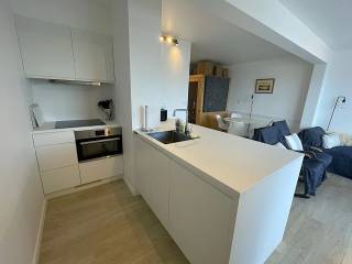 Dit exclusieve penthouse op de 9e verdieping ligt op het rustige gedeelte van de Zeedijk en combineert luxe, comfort en een uniek uitzicht. Geniet van twee royale terrassen: één met een subliem zeezicht en één met een panoramisch zicht op het hinterland. Ontspannen kan in de privésauna – jouw eigen wellness aan zee.<br /><br />Indeling:<br /><br />Lichte woonkamer met toegang tot een ruim voorterras<br /><br />Open, volledig ingerichte keuken<br /><br />Twee badkamers:<br /><br />Eén met inloopdouche, wastafel, toilet, wasmachine en droogkast<br /><br />Eén met douche, wastafel en toilet<br /><br />Twee comfortabele slaapkamers, beide met toegang tot een groot, zuidgericht terras<br /><br />Praktisch:<br /><br />Gemeenschappelijke kosten: slechts € 60<br /><br />Interesse?<br />Grijp deze unieke kans en maak snel een vrijblijvende afspraak voor bezichtiging!<br /><br />