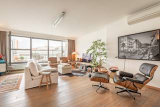 Bent u op zoek naar een uitzonderlijk appartement in het centrum van Leuven? Dan zal deze prachtige eigendom met een bewoonbare oppervlakte van maar liefst 165 m² u ongetwijfeld weten te bekoren.<br />Met drie volwaardige slaapkamers en twee badkamers biedt dit appartement een zeldzame combinatie van ruimte, comfort en stijl. De indrukwekkende gevelbreedte van 15 meter en de grote raampartijen zorgen voor een overvloed aan natuurlijk licht en een aangename, open sfeer.<br />De royale leef- en eetruimte vormt een elegante doorzonkamer met lichtinval langs beide zijden. Het aansluitende terras biedt een rustige plek om te genieten van het buitenleven, midden in de stad.<br />De master bedroom bevindt zich aan de achterzijde en beschikt over een ensuite badkamer. Aan de voorzijde bevinden zich nog twee ruime slaapkamers, ideaal als slaap-, werk- of hobbyruimte.<br />De karaktervolle architectuur en kwalitatieve afwerking maken dit appartement volledig instapklaar. Bovendien woont u op een absolute toplocatie, op wandelafstand van winkels, horeca, cultuur en alle voorzieningen die Leuven te bieden heeft.<br />Als extra troef beschikt deze eigendom over twee ondergrondse autostaanplaatsen, een bijzonder gegeerd comfort in het stadscentrum.<br />Een unieke woonopportuniteit voor wie ruimte, licht en een hoogwaardige woonbeleving in het hart van Leuven weet te waarderen. Contacteer ons voor meer informatie of een bezoek ter plaatse. info@covas.be // 016 40 60 20 // www.covas.be