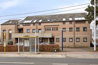 <p>Dit verzorgde en instapklare appartement van 140 m² op de eerste verdieping biedt een mooie balans tussen ruimte, modern comfort en een uitstekende bereikbaarheid. Gelegen in de kleinschalige residentie Meerdaal in Blanden, woont u hier op een boogscheut van Leuven en de natuur van de Zoete Waters.</p><p></p><p>De ruime inkomhal zet meteen de toon met een praktische ingebouwde vestiaire en een gastentoilet. Via een glazen deur wandelt u de royale leefruimte binnen, waar de massieve parketvloer en inbouwspots een verzorgde uitstraling geven. De grote ramen zorgen hier voor een opvallend aangename lichtinval. Aansluitend vindt u de moderne keuken met eiland, vernieuwd in 2012 en voorzien van alle comfort voor de hobbykok.</p><p>Een functionele berging met inbouwkast en aansluiting voor de wasmachine maakt het plaatje compleet.</p><p></p><p>Het appartement telt drie kamers, waarvan twee zijn afgewerkt met massief parket en handige inbouwkasten. De derde kamer is momenteel ingericht als bureau, ideaal voor wie regelmatig van thuis uit werkt.</p><p>De badkamer is modern en ruim opgezet met een douche in het ligbad.</p><p></p><p>Ontspannen kan op het terras van 15 m², dat dankzij de zuidwestelijke oriëntatie ideaal gelegen is voor de middag- en avondzon.<br />In de kelderverdieping, bereikbaar met de lift, beschikt u over een extra berging en een eigen autostaanplaats.</p><p></p><p>De ligging aan de Naamsesteenweg is uiterst praktisch met een bushalte voor de deur en de oprit van de E40 op slechts vijf minuten rijden.</p><p><br />Het beheer van de residentie is in handen van een syndicus, met een maandelijkse bijdrage van 135 euro. Hoewel de elektrische schema's nog ontbreken, is het appartement met een EPC-label C (214 kWh/m²/jaar) energetisch verantwoord en onmiddellijk beschikbaar voor bewoning.</p>
