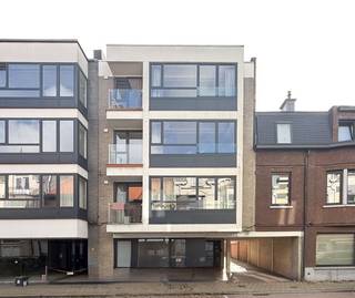 Dit aangenaam appartement is gelegen in de Truweelstraat, bevindt zich op de tweede verdieping en is te bereiken via de lift.Indeling: inkomhal met...