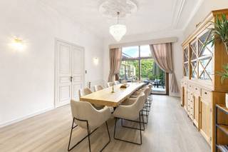 Deze charmante herenwoning bevindt zich op een absolute toplocatie in het centrum, op wandelafstand van winkels, scholen en openbaar vervoer...