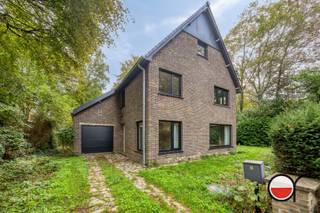 Deze villa is gelegen in een uiterst rustige straat in Sint-Amandsberg, op een perceel van 499 m² en met een bewoonbare oppervlakte van 131 m².<br /><br />Bij het binnenkomen wordt u verwelkomd in de inkomhal, waar u het gastentoilet terugvindt en vanwaar u toegang heeft tot de leefruimte. Dankzij de vele raampartijen geniet u hier vanuit elke hoek van een prachtig zicht op de tuin en wordt de ruimte overspoeld met natuurlijk licht. De open keuken is uitgerust met een kookplaat, koelkast, vaatwasser en oven. Vanuit de keuken heeft u bovendien rechtstreeks toegang tot de garage.<br /><br />Op de eerste verdieping bevinden zich drie slaapkamers en de badkamer, die nog verder dient te worden afgewerkt. Ook de zolder biedt heel wat mogelijkheden en kan, na verdere afwerking, worden ingericht als extra slaapkamers, hobbyruimte of bergruimte. Boven de garage bevindt zich bovendien nog een bijkomende zolderruimte.<br /><br />Rondom de woning ligt een aangename tuin waar u in alle rust en privacy kunt genieten van het groen en de natuur. Dankzij de rustige ligging en de groene omgeving vormt deze woning een ideale plek voor wie op zoek is naar een aangename woonomgeving.<br /><br />De woning werd recent gerenoveerd en beschikt onder meer over nieuwe beglazing en een nieuwe keuken. Daarnaast is ze uitgerust met een Dobiss-domoticasysteem voor de verlichting en de automatische gordijnen. Op de eerste verdieping werd infraroodverwarming voorzien. De badkamer dient nog verder te worden afgewerkt, maar alle benodigde materialen zijn reeds aanwezig in de woning. Ook de elektrische installatie moet nog verder worden afgewerkt en is momenteel bijgevolg niet conform. De woning beschikt over een EPC-label C.<br /><br />Bent u op zoek naar een recent gerenoveerde woning op een uiterst rustige locatie, omgeven door groen en toch vlak bij alle nodige voorzieningen? Dan is deze villa in Sint-Amandsberg zeker een bezoek waard. De ligging in een kleine, rustige straat zorgt voor een aangename woonomgeving, terwijl scholen, winkels en supermarkten zich in de nabije omgeving bevinden. Een ideale opportuniteit voor wie rust, privacy en ruimte wil combineren met de nabijheid van het dagelijkse comfort.<br /><br />Via onderstaande link kan u alle documenten downloaden en uw bezoek inplannen: <br />https://janblockxstraat2.rosseel.be/<br />Indien meerdere keren de vraagprijs wordt geboden op de bezoekdagen behoudt de eigenaar zich het recht om eventueel onder gesloten enveloppe te laten bieden door degene die de vraagprijs boden.