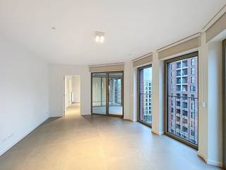 Ontdek dit prachtige 3-slaapkamerappartement in de Parkdreef 48 (Tour & Taxis), 1000 Brussel.De inkomhal is voorzien van ingebouwde kasten...