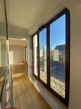 Deze kantoorruimte op de eerste verdieping beschikt over twee lichtrijke werkruimtes, een praktische kitchenette, een berging en een apart toilet. Ideaal voor wie comfortabel én efficiënt wil werken.<br /><br />Dankzij de gunstige ligging aan de Wijnegemsesteenweg, vlakbij de belangrijkste invalswegen, ben je altijd snel onderweg. Bovendien vind je binnen 2 minuten rijden een supermarkt. <br /><br />De gemeenschappelijke kosten bedragen slechts 50 euro per maand, inclusief onroerende voorheffing.