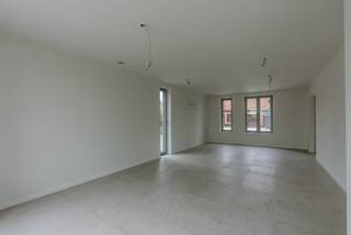 Deze woning is gunstig gelegen nabij het centrum van Mol-Sluis, op fietsafstand van lokale winkels, het station en het centrum van Mol. Je geniet hier van een vlotte verbinding naar omliggende gehuchten en gemeenten, evenals naar de E34 en E313.<br /><br />Via de inkomhal, met gastentoilet en vestiaireruimte, kom je in de leefruimte die bestaat uit een zithoek/eethoek en een leefkeuken. Dankzij de grote ramen heb je in alle ruimtes aangenaam veel lichtinval en een mooi zicht op de tuin. De leefkeuken is uitgerust met een koelkast met diepvries, inductiekookplaat met afzuiging, vaatwasser, heteluchtoven, microgolfoven, spoeltafel, voldoende kastruimte en een gezellige eethoek. Een grote schuifraam en een extra deur geven toegang tot het terras en de tuin. Aansluitend bevindt zich een praktische berging/wasplaats<br /><br />Op de verdieping brengt de nachthal, met extra toilet en linnenkast, je naar drie ruime slaapkamers (allemaal afgewerkt met klikvinyl), een badkamer en een extra berging. De masterbedroom beschikt over een dressinggedeelte. De badkamer is ingericht met een ligbad, een douche en een dubbele wastafel in meubel.<br /><br />Aan de leefkeuken is een terras aangelegd waar je kan genieten van de avondzon. De tuin is volledig genivelleerd en ingezaaid met gras, en rondom is een draadomheining van 1m80 geplaatst. De voortuin is aangeplant en voorzien van een wandelpad in klinkers. De oprit bestaat uit grindstabilisatie met honingraatplaten en siergrind. De koper heeft bovendien de mogelijkheid om zelf een vergunde carport met aansluitende fietsenberging te realiseren.<br /><br />De woning is hoogwaardig en kwalitatief afgewerkt en er werd extra aandacht besteed aan energiezuinigheid. Ze is voorzien van een warmtepomp, vloerverwarming met actieve koeling, een ventilatiesysteem type D met warmterecuperatie en bypass, zonnepanelen en aluminium ramen met hoogrendementsbeglazing.<br /><br />Deze woning is opgetrokken in duurzame staalframebouw, een bouwmethode die zorgt voor een bijzonder maatvaste en kwalitatieve structuur. Dankzij de lichte maar sterke opbouw zijn de muren uiterst stabiel, energiezuinig en snel te realiseren. Het resultaat is een woning met uitstekende isolatiewaarde, een strakke afwerking en een zeer comfortabele woonkwaliteit.<br /><br />De woning wordt volledig afgewerkt en geschilderd opgeleverd in maart 2026. Verkoop onder het BTW-stelsel (21%).<br /><br />-- EPB in opmaak --