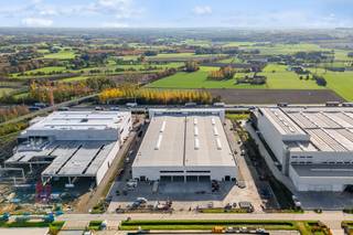 Casco kantoorruimte op toplocatie vlak naast en met <strong>visibiliteit </strong>van de <strong>E17</strong>. Uitstekend gelegen in de unieke industriezone '<strong>De Prijkels</strong>', geniet dit terrein van een vlotte bereikbaarheid dankzij de onmiddellijke aansluiting op de E17, op slechts 5 minuten rijden van op- en afrit 7 Deinze.<br /><br />De kantoorruimte met een oppervlakte van 499 m² is gelegen op de eerste verdieping. Daarnaast geniet het kantoor van veel natuurlijke lichtinval dankzij de <strong>grote raampartijen</strong>. Dankzij de casco-oplevering heeft u de flexibiliteit om de ruimte volledig aan te passen aan uw specifieke wensen en behoeften. Tevens zijn er ruime parkeerplaatsen voorzien.<br /><br />Voor meer informatie, het lastenboek of een vrijblijvend plaatsbezoek, neem contact op met <strong>PANORAMA B2B GENT KANTOREN</strong> via <strong>0477 44 39 30</strong>.