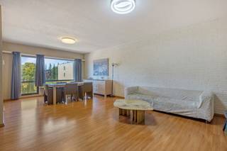 <strong>Instapklaar 2-slaapkamer appartement met terras.</strong><br /><br />Dit uiterst verzorgde appartement in een rustige buurt in Burcht biedt een fantastische basis. Met een gunstige EPC-score en een conform gekeurde elektrische installatie bent u zeker van een veilige en energiezuinige start. De keuken en badkamer zijn netjes en functioneel, wat het pand onmiddellijk instapklaar maakt. Op termijn bieden deze ruimtes u de perfecte kans om ze volledig naar uw eigen smaak te moderniseren!<br /><br /><strong>Indeling:</strong><br />Dit appartement, gelegen op de eerste verdieping van een charmante en kleinschalige residentie.<br />De centrale inkomhal leidt u naadloos naar de <strong>lichtrijke leefruimte</strong> van maar liefst 36m². Aansluitend vindt u de <strong>volledig uitgeruste keuken</strong>.<br />Aan de rustige achterzijde van het gebouw bevinden zich de <strong>twee ruime slaapkamers </strong>(14 m² en 11 m²), wat een optimale nachtrust garandeert. Vanuit één van deze kamers wandelt u bovendien zo het aangename terras op. De <strong>praktische badkamer</strong> is ingericht met zowel een ligbad als een aparte douche. Een apart toilet en een inpandige bergruimte maken het plaatje helemaal af.<br /><br /><strong>Bijzonderheden:</strong><br />EPC label <strong>B</strong>;<br />Maandelijkse kosten: ca. €83,30,- (Beheer, blokpolis, verbruik/onderhoud algemene delen en provisie water).<br /><br /><strong>Ligging:</strong><br />Ideaal gelegen in een <strong>rustige, residentiële buurt</strong> met een vlotte verbinding naar grote invalswegen (E17/E34) en de P+R tramverbinding naar Antwerpen. Op wandel- of fietsafstand bevinden zich lokale groene zones, scholen, winkels en sportaangelegenheden.