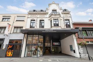 This exceptionally spacious commercial property, featuring a stylishly finished duplex flat, is situated in a highly central and commercial location in the heart of Turnhout. With approximately 800 m² of retail space, ample storage facilities and an optional underground car park available for purchase, this property is ideal for entrepreneurs, investors or those seeking a combination of living and working.<br /><br />The building was thoroughly renovated in 2010, whilst retaining its authentic charm and distinctive neo-Rococo features.<br /><br />The commercial space is spread over two spacious levels. The ground floor features an open-plan retail area with high ceilings, a sales counter, a kitchenette, toilet facilities and various storage areas. At the rear, there is direct access to the underground car park, ideal for deliveries. An elegant staircase with an open mezzanine leads to the first floor, which houses a spacious retail, office or presentation area, along with additional storage.<br /><br />Above the retail space lies the luxurious duplex flat with high ceilings, stately doors and large windows. The property comprises a spacious living area with a gas fireplace, a fully equipped open-plan kitchen, a storage room, a guest toilet and a terrace at the rear.<br /><br />On the top floor are two master suites, each with its own dressing room and en-suite bathroom. One bedroom also features a charming mezzanine.<br /><br />The underground car park, with space for around fourteen cars, plus additional storage and a plant room, is available for purchase as an optional extra.