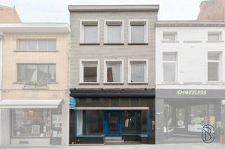 Commerce idéalement situé avec possibilité de logement, offrant une excellente visibilité, parfait pour une activité horeca, un magasin ou un bureau, avec la possibilité d’habiter à l’étage ; visites sur rendez-vous avec IMMO BEGUIN : info@immobeguin.be.