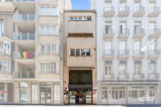 Ontdek dit veelzijdige opbrengstgebouw in de bruisende Kerkstraat, de belangrijkste winkelstraat van Blankenberge en vlak bij de trappen naar de Zeedijk. Dankzij de uitstekende zichtbaarheid en de grote passage geniet dit pand van een absolute A-locatie.<br /><br />Het handelsgedeelte omvat op het gelijkvloers een winkelruimte van 46 m² met een opvallende etalage. Op de eerste verdieping bevindt zich nog 19 m² extra handelsruimte. De volledig onderkelderde verdieping van 36 m² biedt ruime opslagmogelijkheden.<br /><br />Het woongedeelte strekt zich uit over de bovenliggende verdiepingen. De tweede verdieping beschikt over een kamer van 31 m² met toilet. Op de derde verdieping bevinden zich een gezellige leefruimte met keuken van 36 m², een balkon en een afzonderlijk toilet. De vierde en vijfde verdieping omvatten drie bijkomende kamers, een badkamer met dubbele lavabo, douche en toilet, en een praktische berging van 7 m².<br /><br />Het eigendom wordt enkel verkocht wegens verhuis naar een nabijgelegen pand in de Kerkstraat. <br /><br />Neem contact met ons op voor meer informatie of een bezoek! <br /><br />