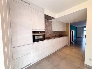 <p><span>In een rustige en aangename woonomgeving in Gijzegem bevindt zich dit instapklare, gemeubelde gelijkvloerse appartement. Dankzij de ruime indeling, de kwalitatieve afwerking en het mooie uitzicht op de tuin biedt deze woning alle comfort voor wie op zoek is naar een gezellige thuis. Via de ruime inkomhal komt u terecht in de woonkamer, die aansluit op de recent vernieuwde en volledig geïnstalleerde keuken. Naast de keuken is er plaats voor een ontbijttafel, waar u elke dag kunt genieten van een prachtig uitzicht op de tuin en het terras. Aansluitend bevindt zich een praktische en ruime berging.</span></p><p><span>Verder beschikt het appartement over twee slaapkamers, beide uitgerust met ingebouwde kasten. De ruime badkamer is voorzien van een douche en een wastafel, terwijl een apart gastentoilet extra comfort biedt. Bij het appartement horen bovendien een privatieve staanplaats en een kelderberging. Daarnaast is er een gemeenschappelijke garagebox waar fietsen veilig kunnen worden gestald.</span></p><p><span>De gemeenschappelijke kosten bedragen 71 per maand. Het appartement is </span><span>onmiddellijk beschikbaar</span><span>.</span></p><p><span>Bent u op zoek naar een ruim, verzorgd en gemeubeld appartement op een rustige locatie? Neem dan gerust contact op voor meer informatie of een bezichtiging.</span></p>