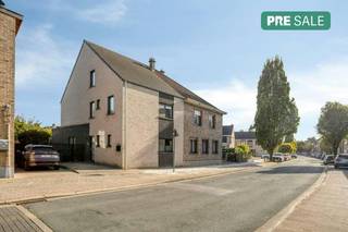 Bent u op zoek naar een instapklare, moderne en energiezuinige woning? Deze halfopen bebouwing in de Steenstraat 115A te Vilvoorde werd gebouwd in 2016 en verkeert in uitstekende staat. Dankzij de aanwezigheid van een warmtepomp, vloerverwarming, zonnepanelen en driedubbele beglazing geniet u hier van een hoog wooncomfort en een bijzonder energiezuinige woning. De woning beschikt over een EPC-label A en de elektriciteit is conform.<br /><br />De woning is als volgt ingedeeld:<br /><br />Gelijkvloers:<br />- Inkomhal<br />- Ruime, open leefruimte bestaande uit woonkamer, eetkamer en keuken<br />- Praktische berging met aansluitingen voor wasmachine en droogkast<br />- Apart toilet<br />- Bijkomende kamer, ideaal als bureau, hobbyruimte, slaapkamer of polyvalente ruimte<br />- Aansluitende badkamer<br />- Rechtstreekse toegang tot de tuin<br /><br />Eerste verdieping:<br />- Nachthal<br />- Ruime slaapkamer met dressing<br />- Tweede slaapkamer<br />- Badkamer<br /><br />Zolderverdieping:<br />- Ruime zolder die momenteel nog volledig kan worden ingericht<br />- Tal van mogelijkheden voor een extra slaapkamer, bureau, hobbyruimte of polyvalente ruimte<br /><br />Buiten beschikt de woning over een aangename zuidoostgerichte tuin, waar u optimaal kunt genieten van het zonlicht. Daarnaast is er een eigen staanplaats voorzien.<br /><br />Een instapklare woning met een moderne indeling, uitstekende energieprestaties en mogelijkheden om de woonoppervlakte verder uit te breiden. Een bezoek is zeker de moeite waard!<br /><br />De eigendom wordt aangeboden via de Pre-sale formule. Op 24/10/2026 tussen 12:00 en 14:00 kan u het huis op afspraak komen bezichtigen en een bod uitbrengen. De vermelde prijs is een instelprijs. Voor meer info, gelieve contact op te nemen met de dossierverantwoordelijke.<br /><br />Bestuursmaatregelen in het maatregelenregister: nee