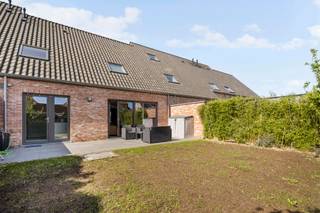 <p>Recente, energiezuinige woning (2021) met 4 slaapkamers en tuin in hartje Sint‑Michiels</p>
<p><span>In een rustige, kindvriendelijke wijk van Sint‑Michiels vind je deze recente en instapklare woning uit 2021. Het huis straalt warmte en comfort uit vanaf het moment dat je binnenkomt.</span></p>
<p><span>De ruime leefruimte vormt het hart van de woning: grote ramen zorgen voor een overvloed aan natuurlijk licht en creëren een open, gezellige sfeer. Aansluitend bevindt zich de moderne open keuken, volledig uitgerust en ideaal voor wie graag kookt en samenkomt met familie of vrienden.</span></p>
<p><span>Op het gelijkvloers vind je verder een<strong> </strong>inpandige garage, bijzonder praktisch in alle seizoenen.</span></p>
<p><span>De tuin is een echte troef: een verzorgd groen geheel met een aangenaam terras waar je in alle rust kunt genieten van de zon en het buitenleven.</span></p>
<p><span>Op de verdieping wachten vier ruime slaapkamers, perfect voor een groot gezin, thuiswerk of hobbyruimte. De badkamer is stijlvol ingericht met een<strong> </strong>inloopdouche en kwaliteitsvolle afwerking.</span></p>
<p><span>Tot slot is er een zolder, ideaal als extra bergruimte.</span></p>
<p><span>Een recente, energiezuinige woning op een toplocatie in Brugge — klaar voor nieuwe bewoners die comfort en rust waarderen.<br /><br />!BEZOEKDAG ZONDAG 10/05 OP AFSPRAAK TUSSEN 10u EN 13u! <br /><br />Voor verdere info of een bezoek, contacteer Bruno 0496 234126 of bruno.vanthuyne@acasa.immo<br /></span></p>